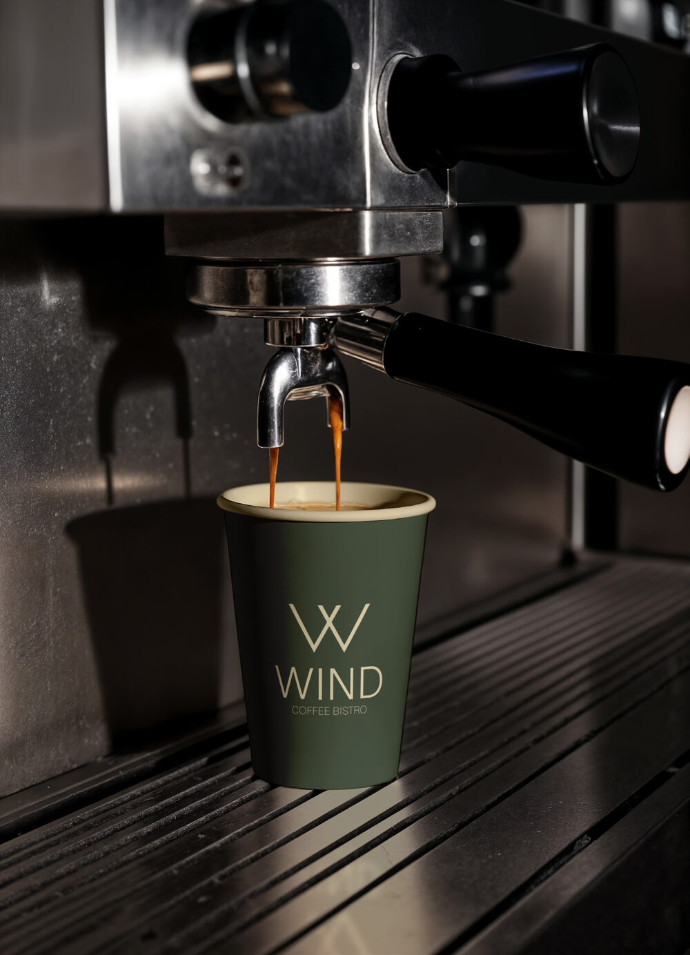 Cà phê pha máy rót vào ly thương hiệu Wind