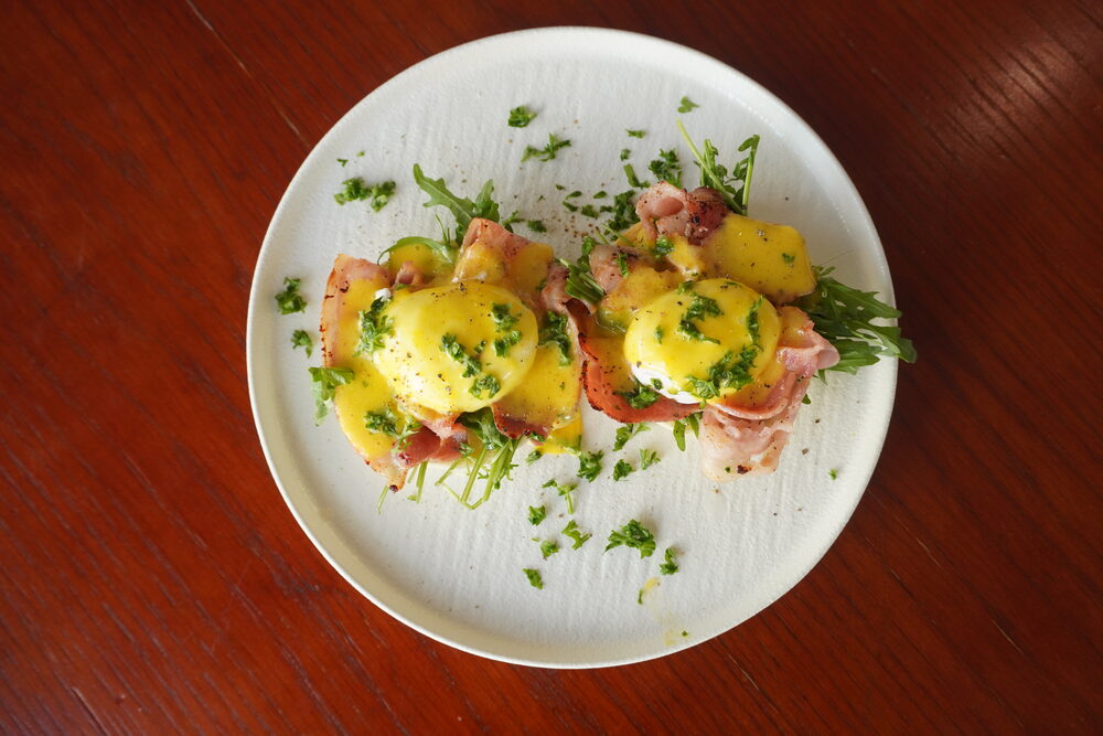 Eggs Benedict bacon trứng chần cho bữa brunch tại Wind