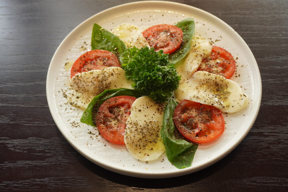Salad Caprese cà chua phô mai tại Wind Bistro